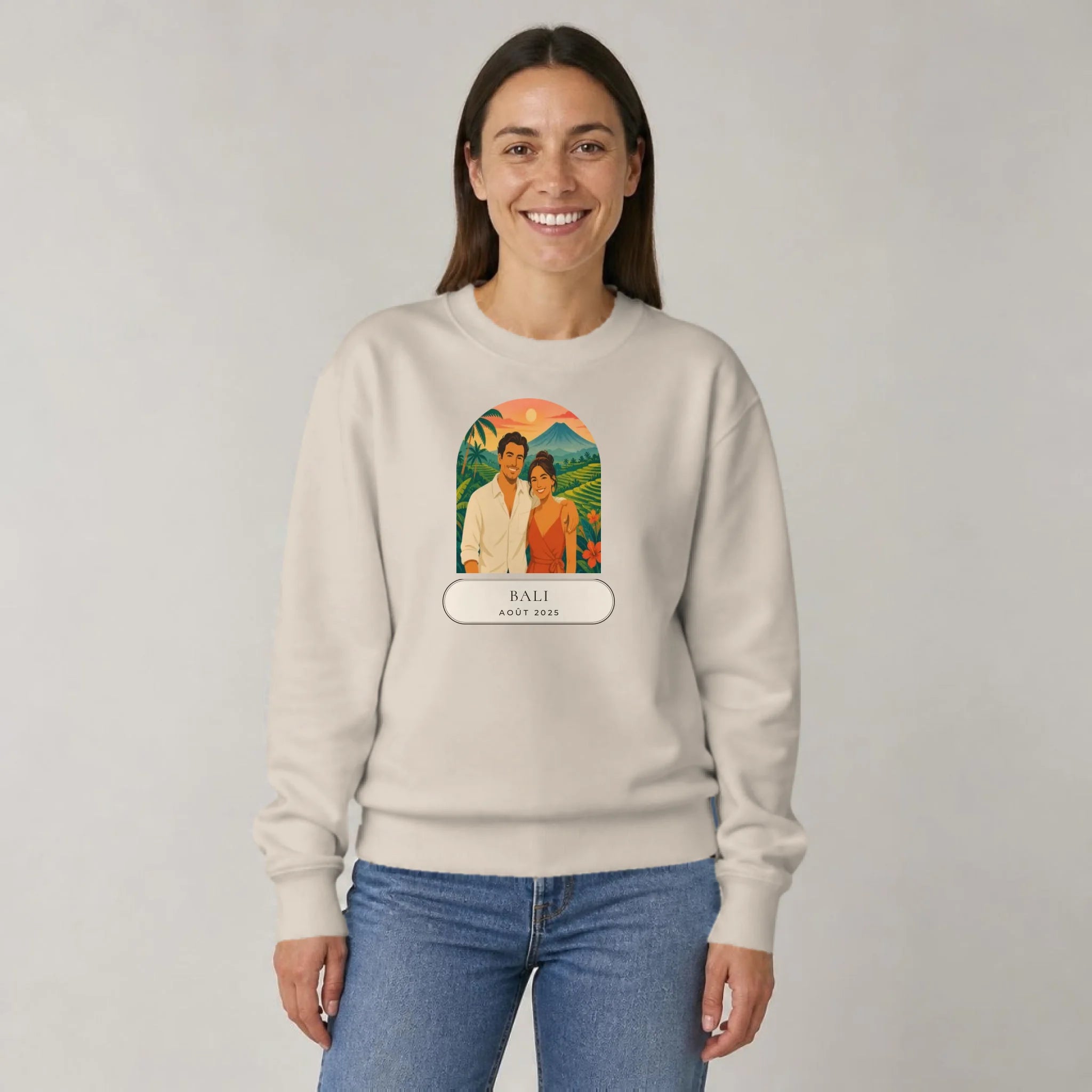 Sweat souvenir de voyage personnalisé porté par une femme
