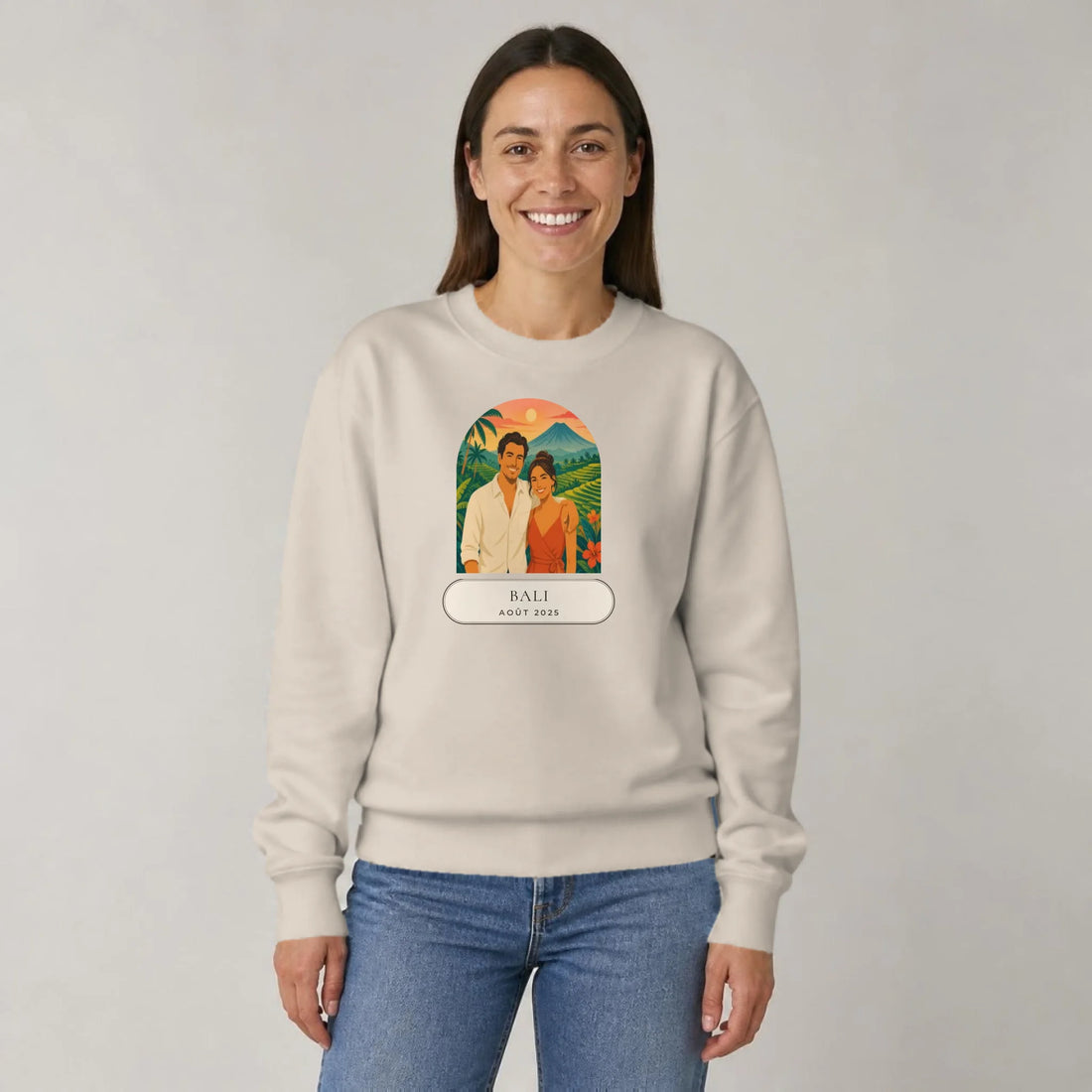 Sweat souvenir de voyage personnalisé porté par une femme